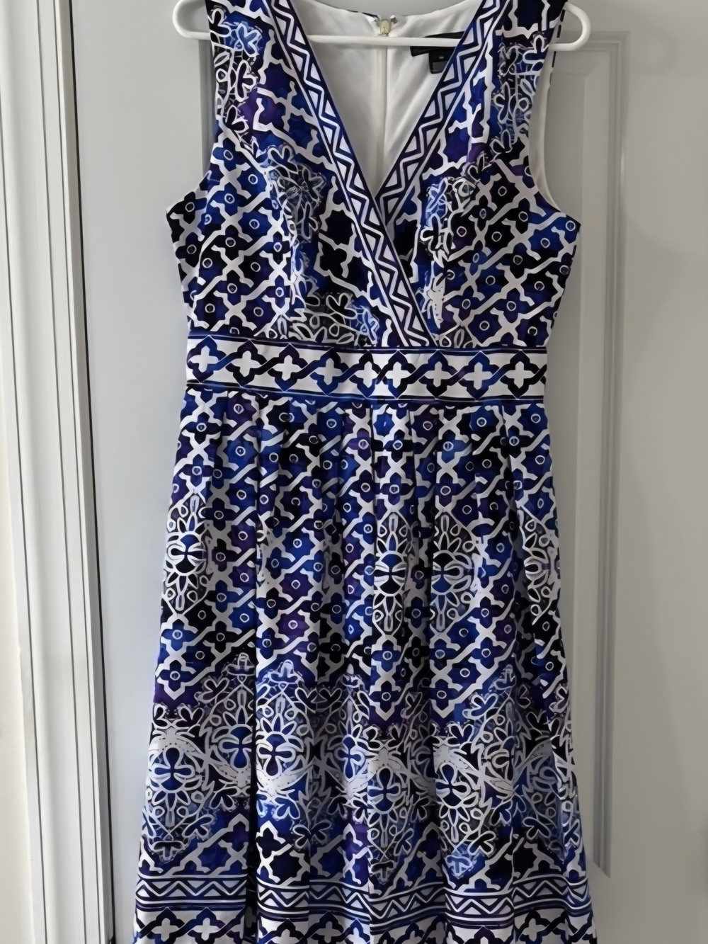 Jessica Sleeveless Blue and White Patterned V-Neck Midi Dress
